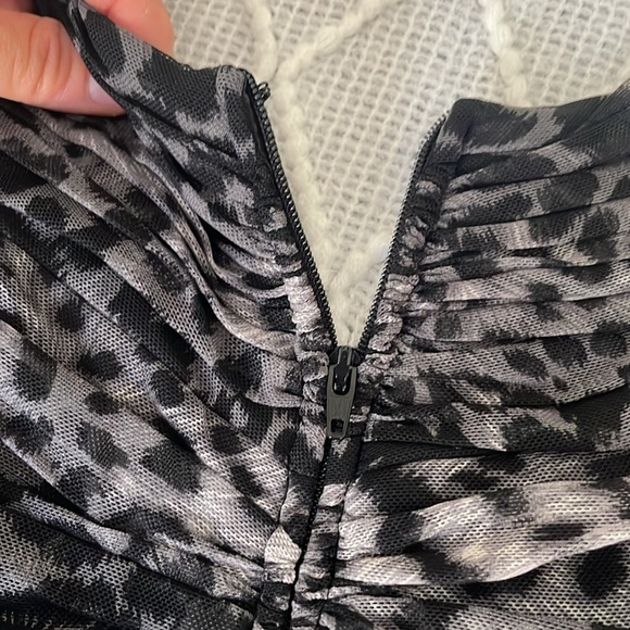 Tadashi shoji gray leopard chiffon top with zipper - Picture 5 of 6